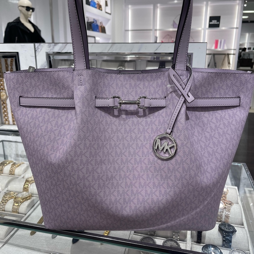 MICHAEL KORS Carson Large Signature Logo Shoulder Tote Bag
Light Quartz
NWT - Picture 8 of 16